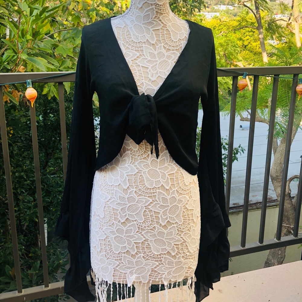 NWT black wide sleeve tie front crop top